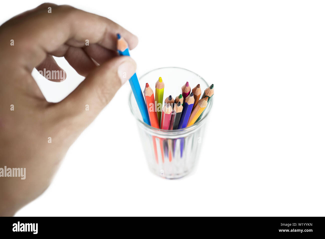 Männer Nehmen ein blauer Stift aus transparentem Glas Becher isoliert auf Weiss. Stockfoto