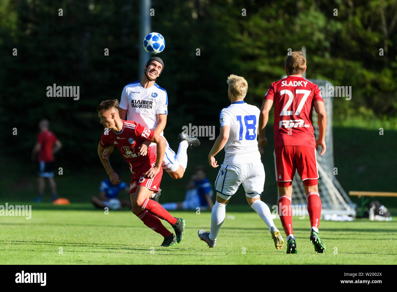 Damian Rossbach (KSC) Duelle mit Martin Nespor (SK Sigma Olomouc).  GES/fussball/2. Bundesliga: Testspiel KSC-SK Sigma Olmuetz, im  Trainingslager des Karlsruher Sport Club in Waidring, 04.07.2019 Fußball: 2.  Liga: Trainingslager Karlsruher SC, Waidring,