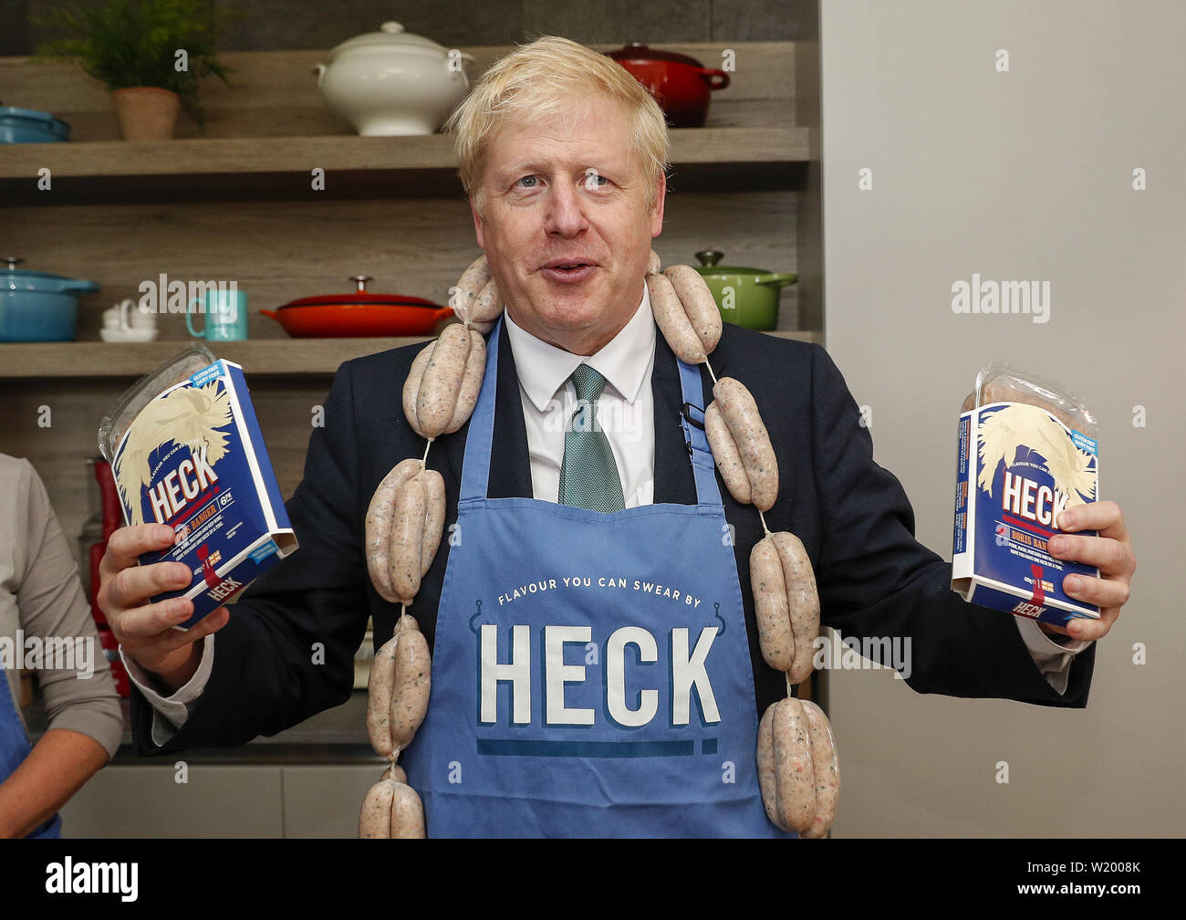 Die Führung der konservativen Partei Kandidat Boris Johnson hält bis Packungen von Boris Bangers 'bei einem Besuch zum Heck Foods Ltd Hauptsitz in der Nähe von Bedale in North Yorkshire vor der neuesten hustings in York später. Stockfoto