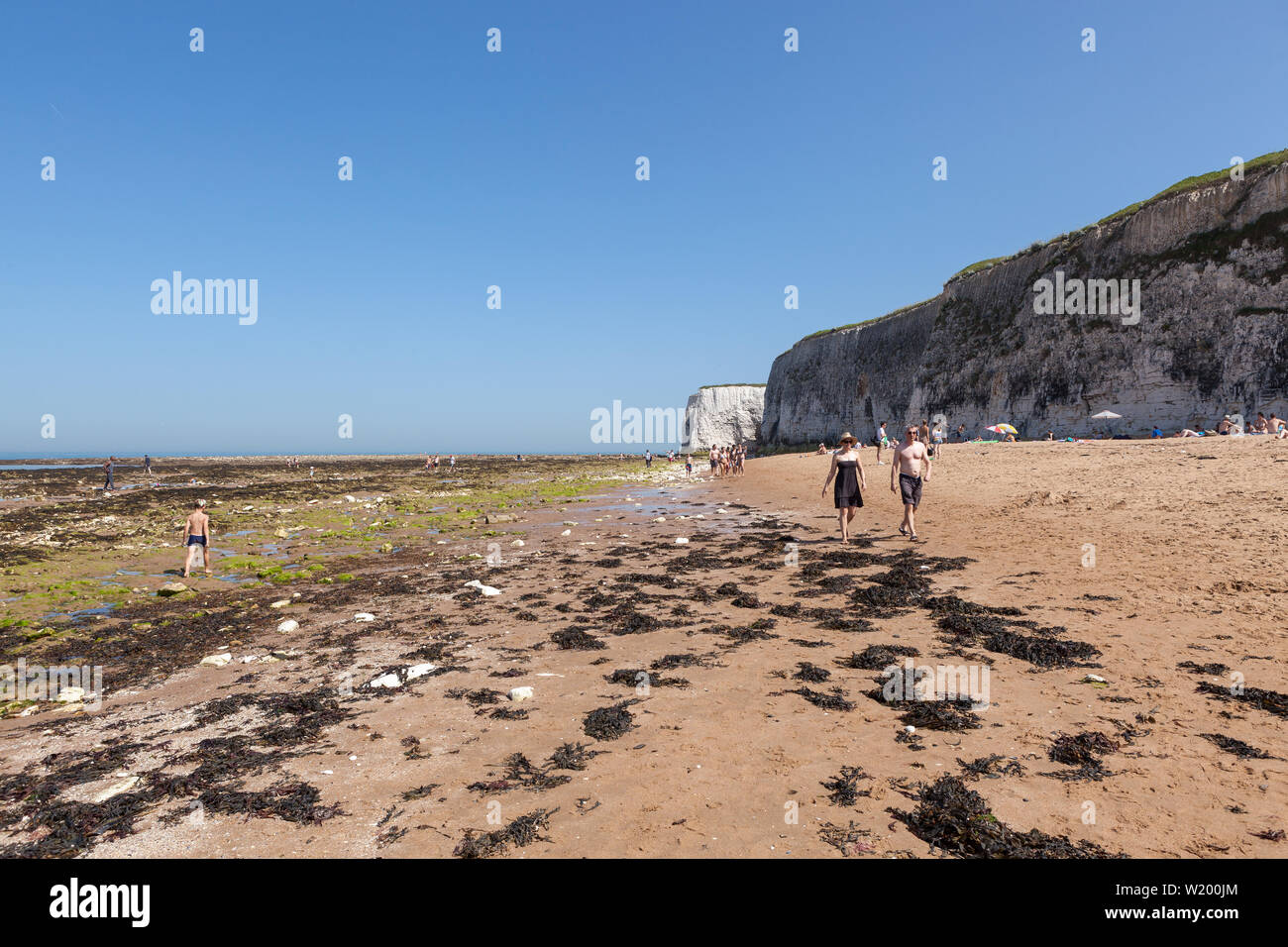 Menschen zu Fuß auf den Strand in der Botany Bay, Kent. Stockfoto Menschen zu Fuß auf den Strand in der Botany Bay, Kent. Stockfoto