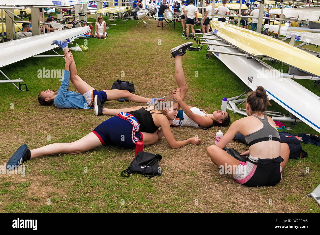 Henley on Thames, Berkshire, Großbritannien. 4. Juli 2019. Henley Royal Regatta Mädchen Konkurrenten limbering mit erstreckt sich im Boot Zelt vor Ihren afterrnoon Rennen. Kredit Gary Blake/Alamy Live Stockfoto