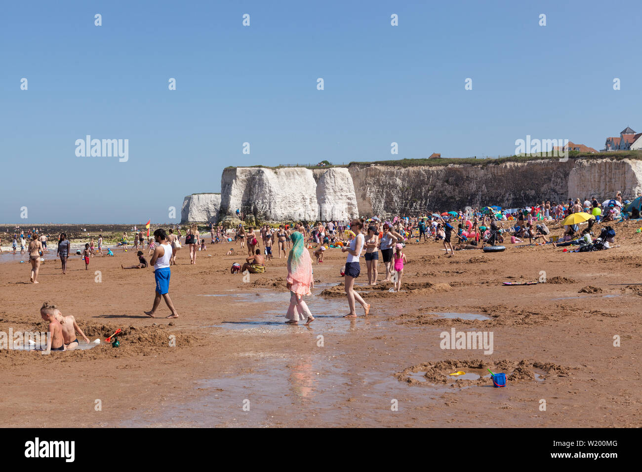 Masse der Leute auf dem Sandstrand in der Nähe der Kreide Stapel von Botany Bay in Kent. Stockfoto Masse der Leute auf dem Sandstrand in der Nähe der Kreide Stapel von Botany Bay in Kent. Stockfoto