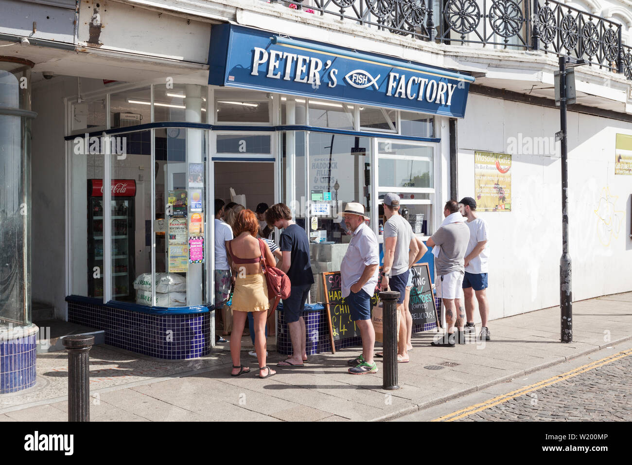 Warteschlange außerhalb Peter's Fish Factory in Ramsgate, Kent, Großbritannien. Stockfoto