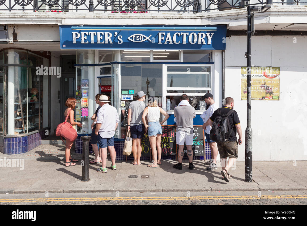 Warteschlange außerhalb Peter's Fish Factory in Ramsgate, Kent, Großbritannien. Stockfoto