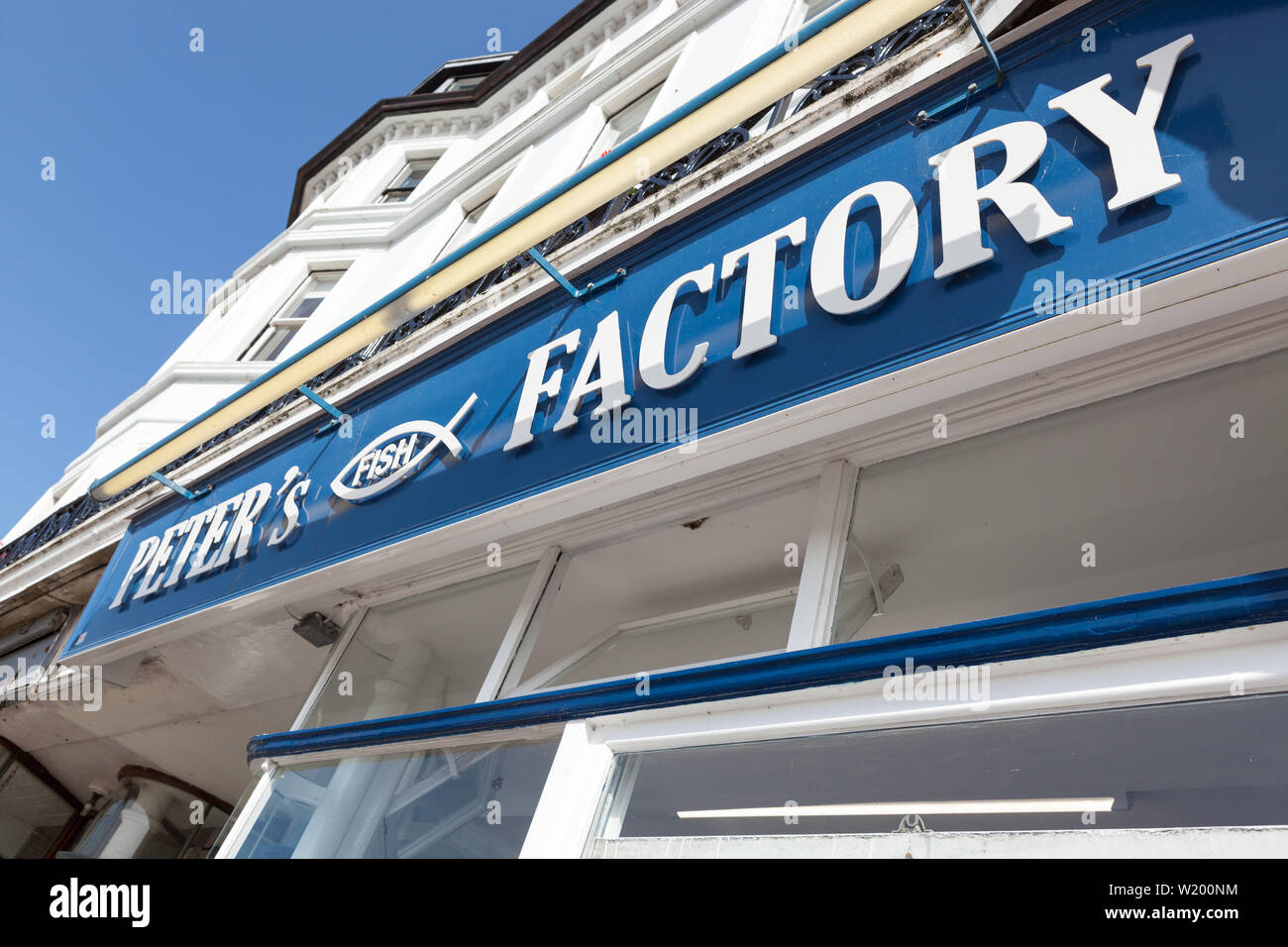 Das Zeichen über Peter's Fish Factory in Kent. Stockfoto
