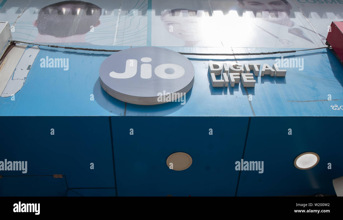 Bangalore, Indien Juni 27,2019: Reliance Jio Bill Board auf der Oberseite der Shop Stockfoto