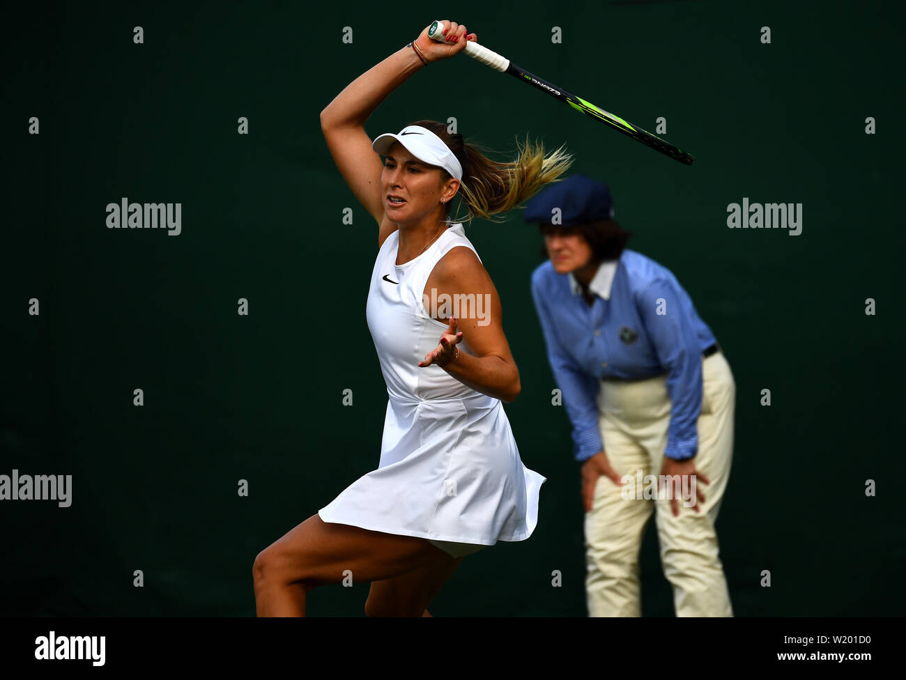 Belinda Bencic in Aktion gegen Kaia Kanepi an Tag vier der Wimbledon Championships in der All England Lawn Tennis und Croquet Club, Wimbledon. Stockfoto