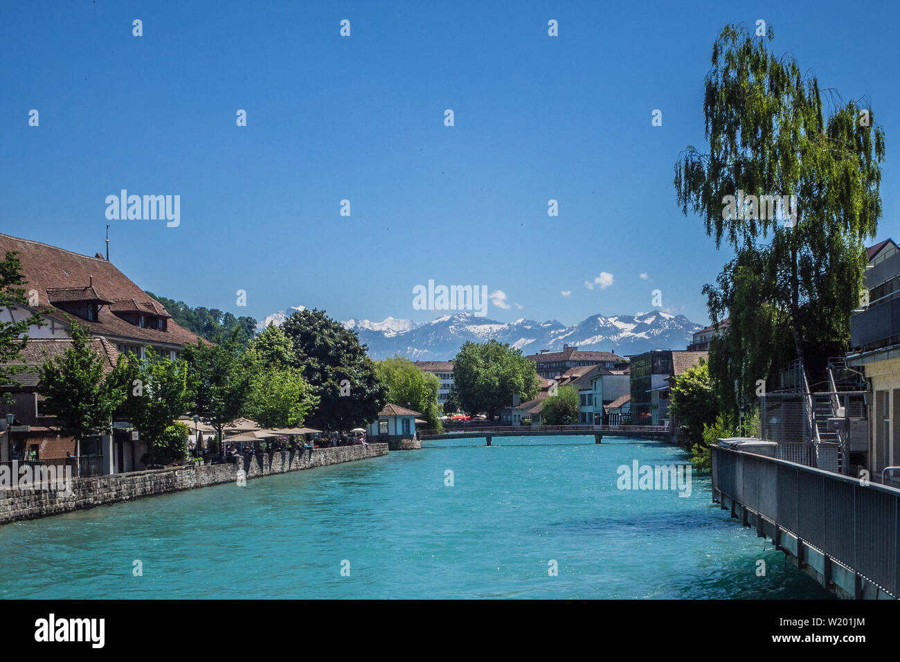 Die hübsche Stadt Thun am Thuner See in der Schweiz Stockfoto