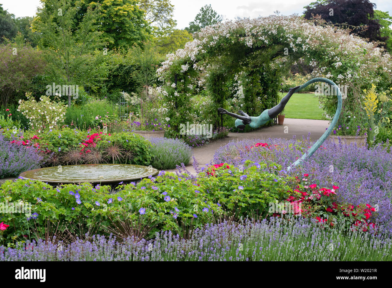 Cottage Garden im Juni an der RHS Wisley Gardens, Surrey, England Stockfoto