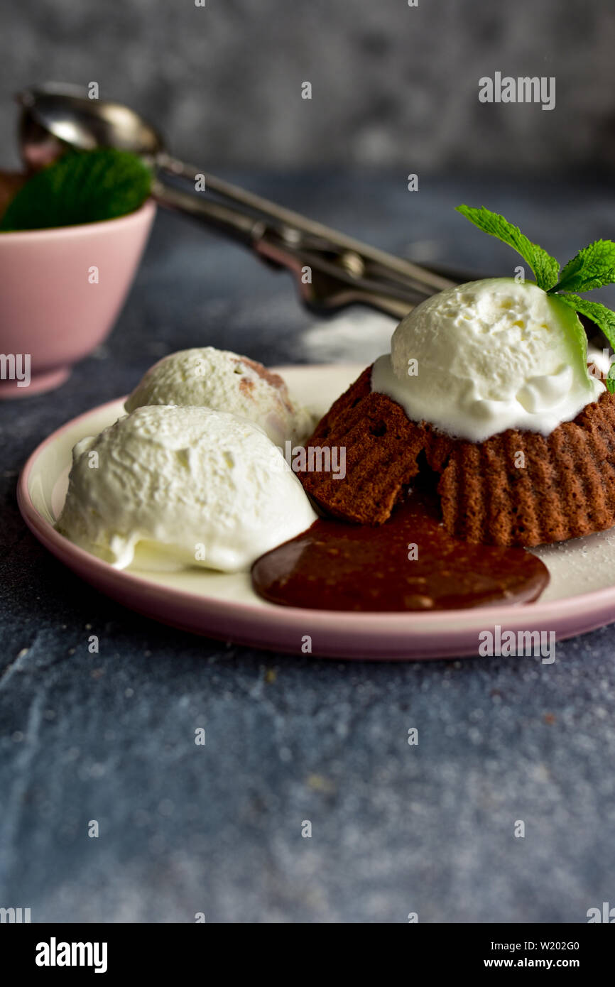 Schokolade lava Kuchen mit Eis auf dem Teller serviert. Stockfoto