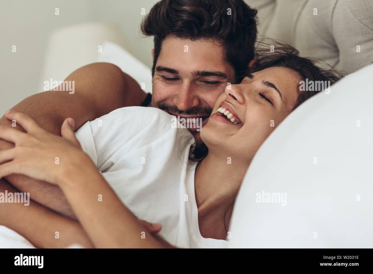 Die beste Morgen sind mit Ihnen. Paar im Bett kuscheln am Morgen. Stockfoto