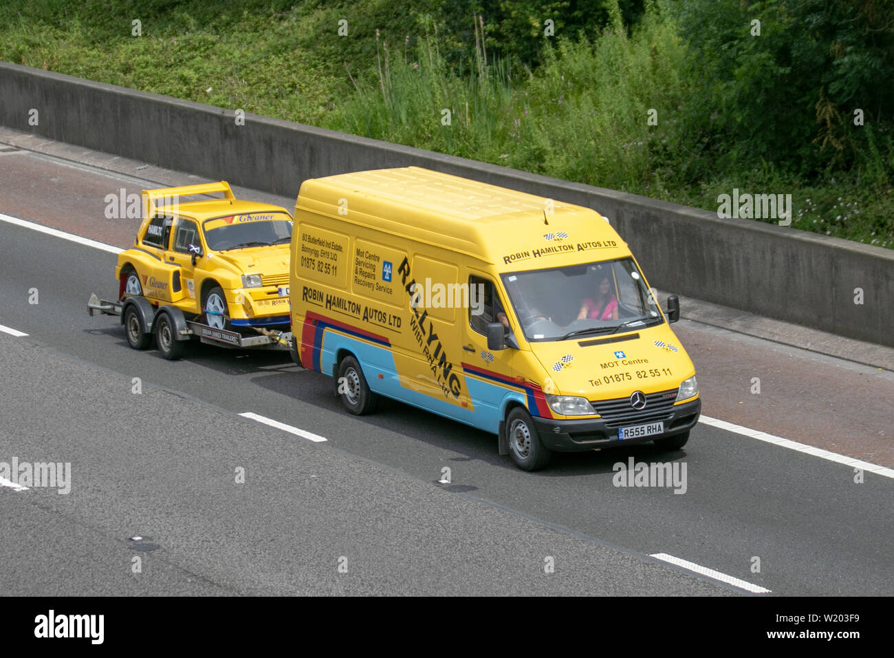 Robin Hamilton Rallyesport; UK Fahrzeugverkehr, Motorsport, Transport, moderne, Limousinen, Nord - auf die 3 spurige Autobahn M6 Autobahn gebunden. Stockfoto