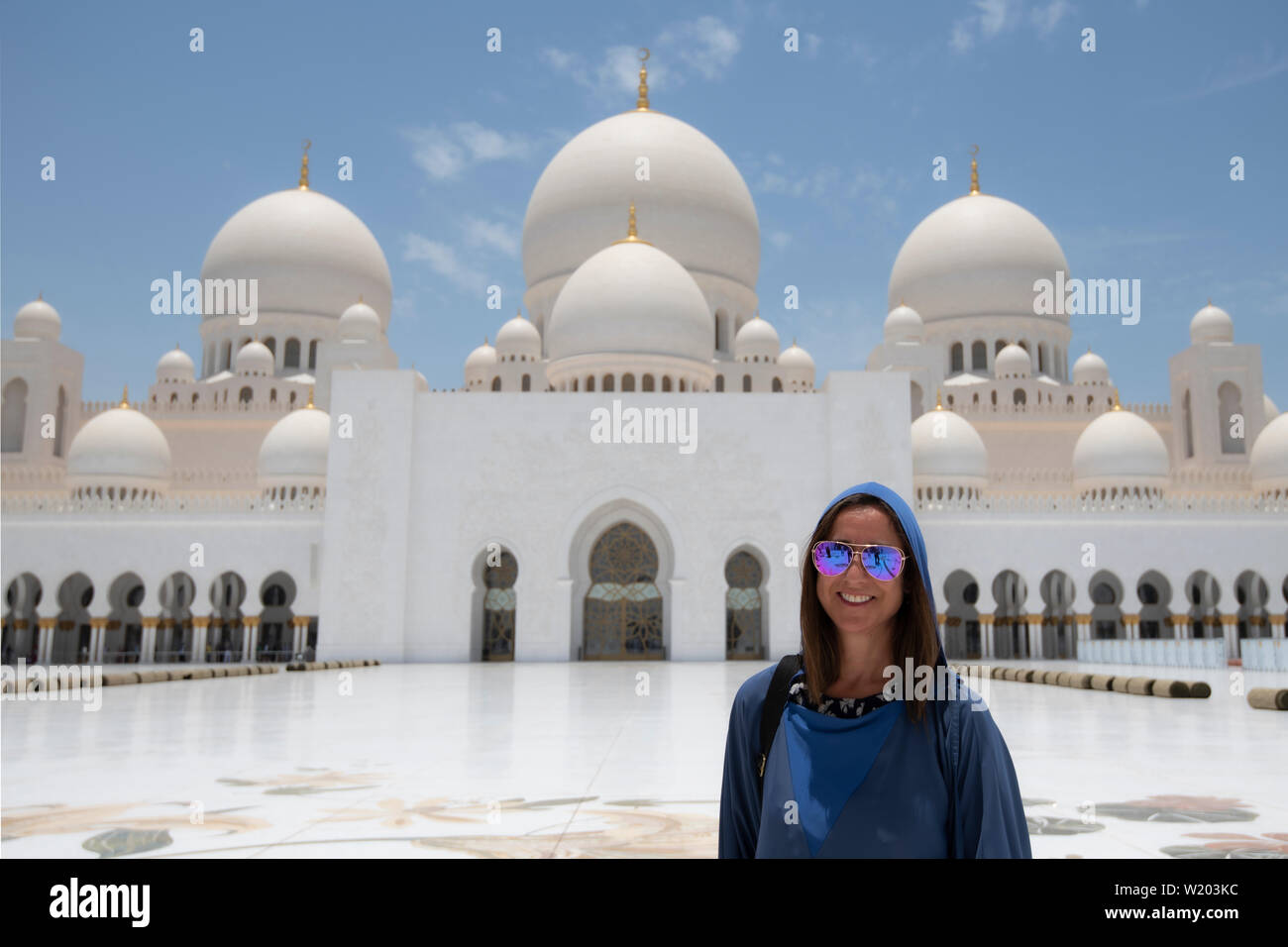 Westliche Frau in traditionellem arabischen Kleid an der Scheich Zayed Bin Sultan Al Nahyan Moschee, Abu Dhabi, Vereinigte Arabische Emirate, Naher Osten Stockfoto