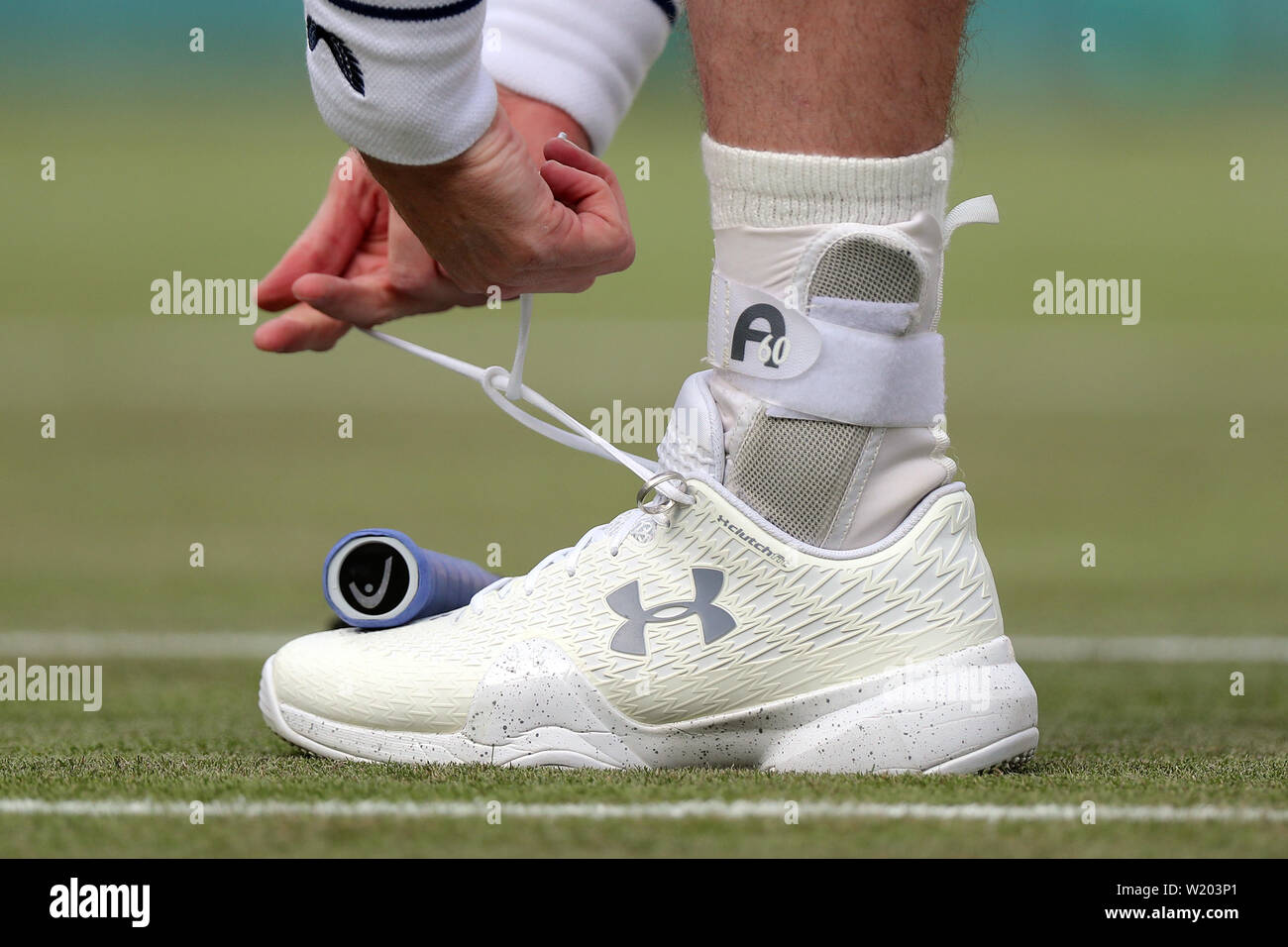 Wimbledon, London, UK. 4. Juli 2019. Wimbledon Tennis Championships, London, UK. Andy Murray Schnürsenkel binden, Mens verdoppelt, 2019 Credit: Allstar Bildarchiv/Alamy leben Nachrichten Stockfoto
