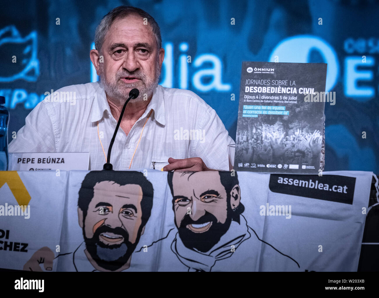 Pepe Beunza, ersten Kriegsdienstverweigerer des spanischen Staates, spricht während der event.Organized des Katalanischen Independents' Einheit Òmnium kulturellen, der erste Tag des zivilen Ungehorsams in der Geboren kulturelles Zentrum. Diese zwei Tage, 4. und 5. Juli, von Konferenzen und Runde Tische sollen die theoretischen Grundlagen für zivilen Ungehorsam als eine Möglichkeit, das Problem der Unabhängigkeit Kataloniens, nachdem die wiederholte Weigerung des spanischen Staates ein Referendum abzuhalten lösen zu etablieren. Stockfoto
