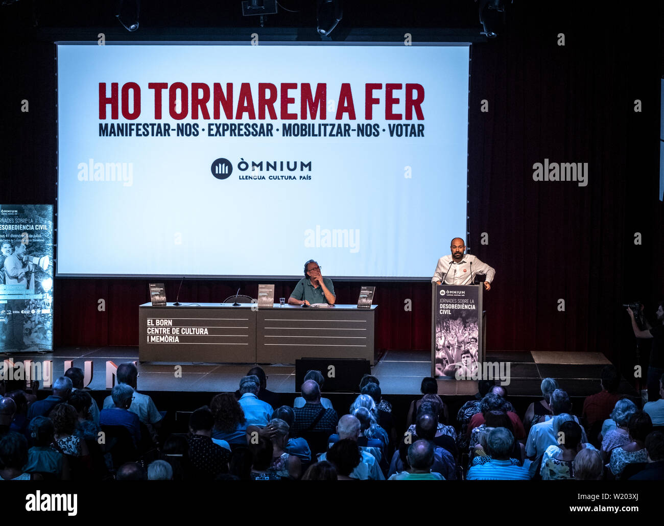 Marcel Mauri (R) Vice President des Unternehmens, spricht während der event.Organized des Katalanischen Independents' Einheit Òmnium kulturellen, der erste Tag des zivilen Ungehorsams in der Geboren kulturelles Zentrum. Diese zwei Tage, 4. und 5. Juli, von Konferenzen und Runde Tische sollen die theoretischen Grundlagen für zivilen Ungehorsam als eine Möglichkeit, das Problem der Unabhängigkeit Kataloniens, nachdem die wiederholte Weigerung des spanischen Staates ein Referendum abzuhalten lösen zu etablieren. Stockfoto