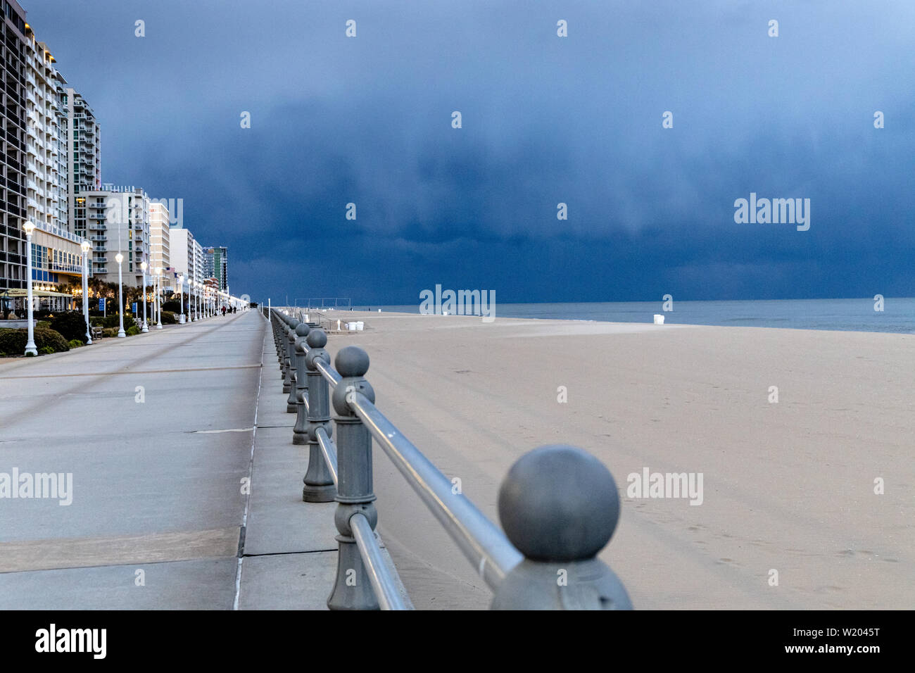 Ein Sturm braut über die Strandpromenade und den Atlantik in Virginia Beach, Virginia. Stockfoto