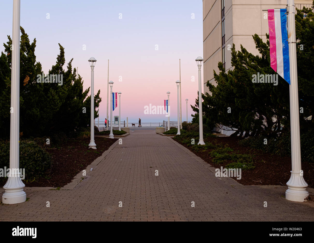 Menschen zu Fuß entlang der Promenade parallel zum Strand und Atlantik am Virginia Beach, Virginia. Stockfoto