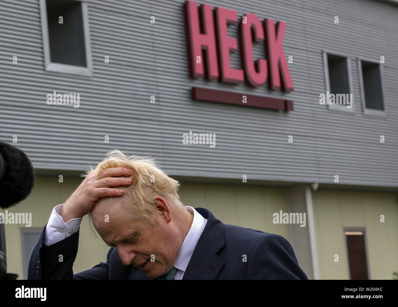Die Führung der konservativen Partei Kandidat Boris Johnson bei einem Besuch zum Heck Foods Ltd Hauptsitz in der Nähe von Bedale in North Yorkshire vor der neuesten hustings in York später. Stockfoto