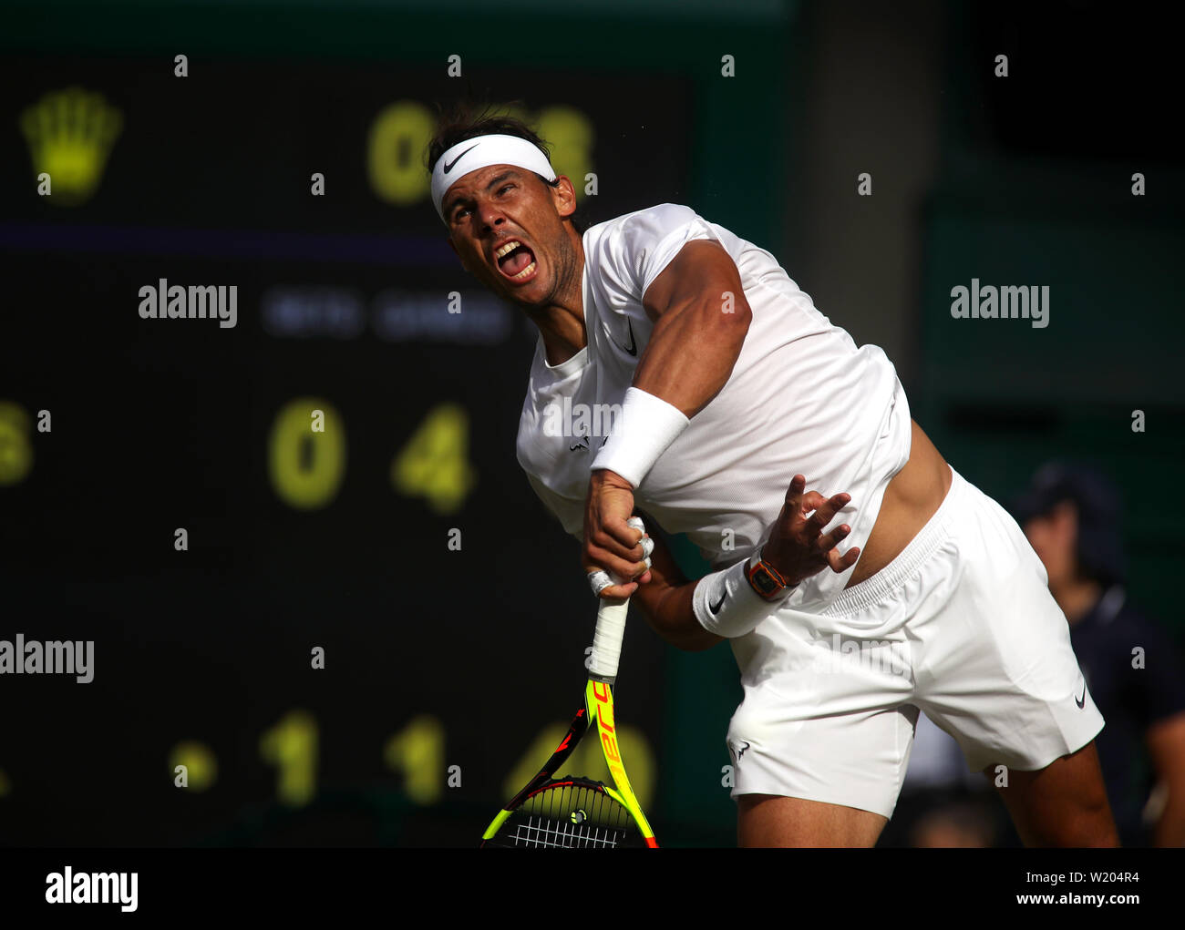 London, Großbritannien. 04. Juli, 2019. Wimbledon, 4. Juli 2019 - Rafael Nadal während seines zweiten runden Match gegen Nick Kyrgios heute in Wimbledon. Quelle: Adam Stoltman/Alamy leben Nachrichten Stockfoto