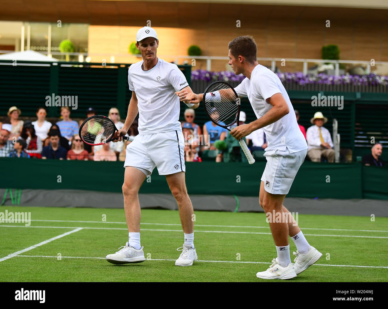 Jamie Murray und verdoppelt Partner Neal Skupski (rechts) am vierten