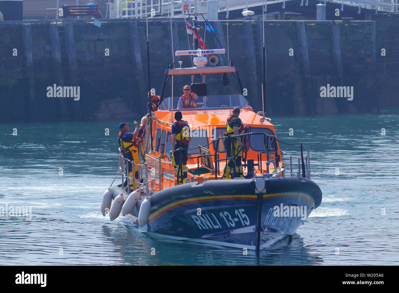 RNLI Scarborough Rettungsboot crew demonstriert die Shannon Klasse alle Wetter Rettungsboot während Scarborough Streitkräfte Tag 2019. Stockfoto