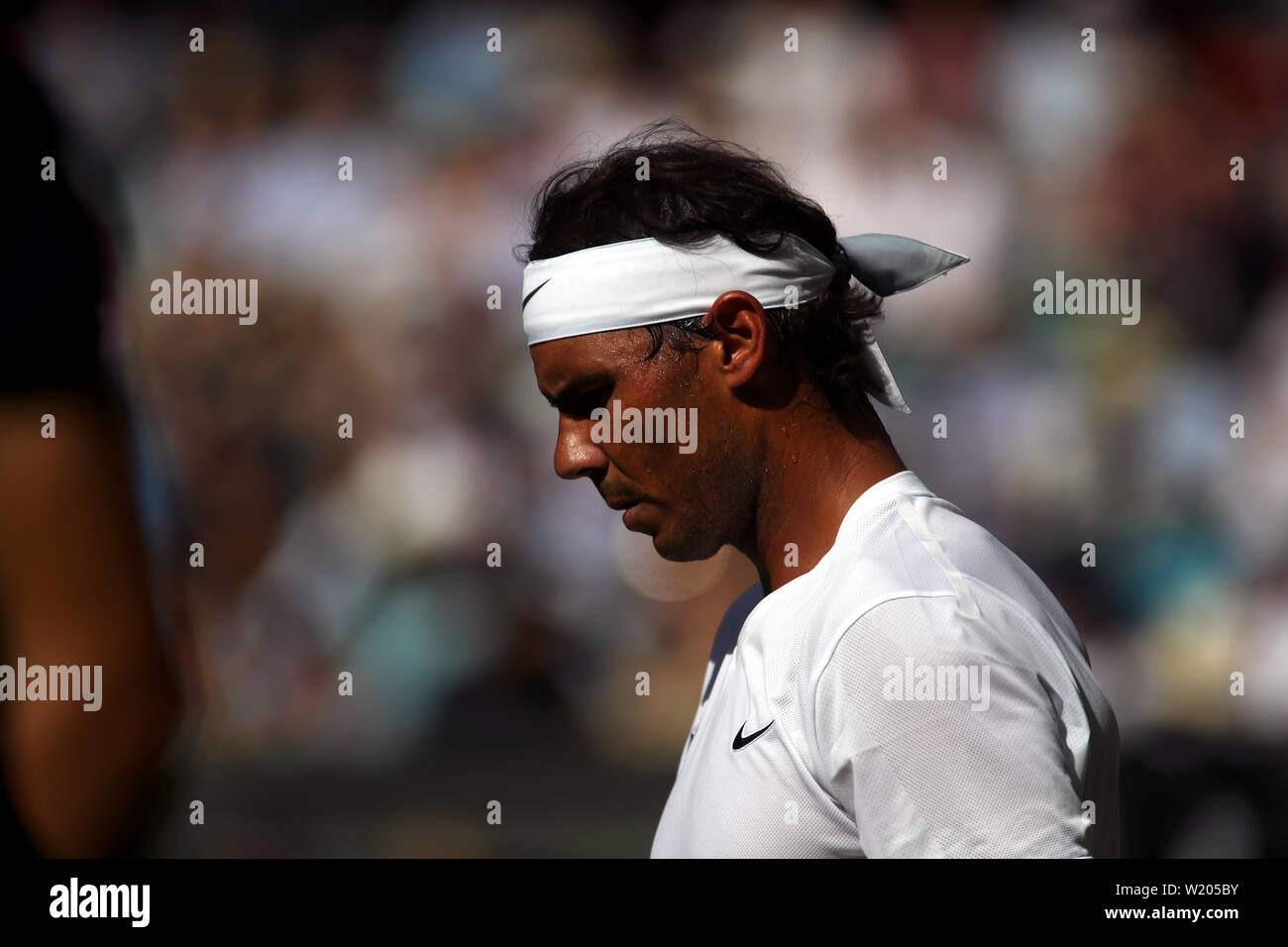 London, Großbritannien. 04. Juli, 2019. Wimbledon, 4. Juli 2019 - Rafael Nadal während seines zweiten runden Match gegen Nick Kyrgios heute in Wimbledon. Quelle: Adam Stoltman/Alamy leben Nachrichten Stockfoto