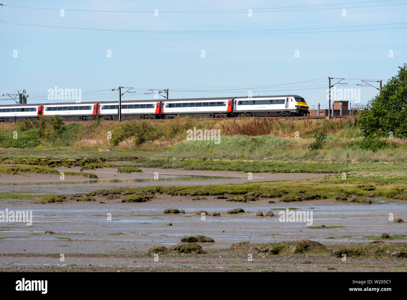 Mehr Anglia Abellio Zug fahren Van Trailer DVT Mark3 Zug an der Ostküste von größeren Anglia Railway in der Nähe von Manningtree, Essex Fluss Stour Stockfoto