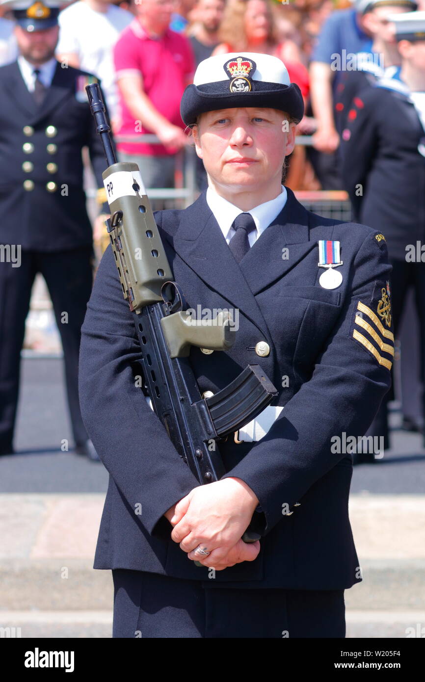 Eine Frau Marineoffizier Teilnahme an bewaffneten Kräfte Tag in Scarborough Stockfoto