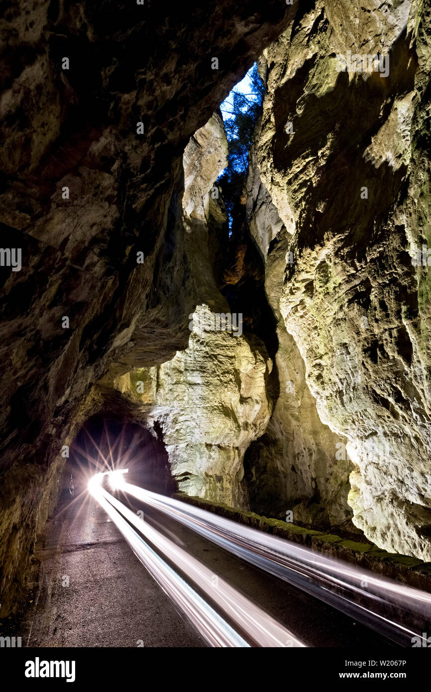Die "Strada della Forra (Straße der Schlucht) in Brenzone sul Garda. Es war ein Standort für einen James Bond Film. Provinz Brescia, Lombardei, Italien. Stockfoto