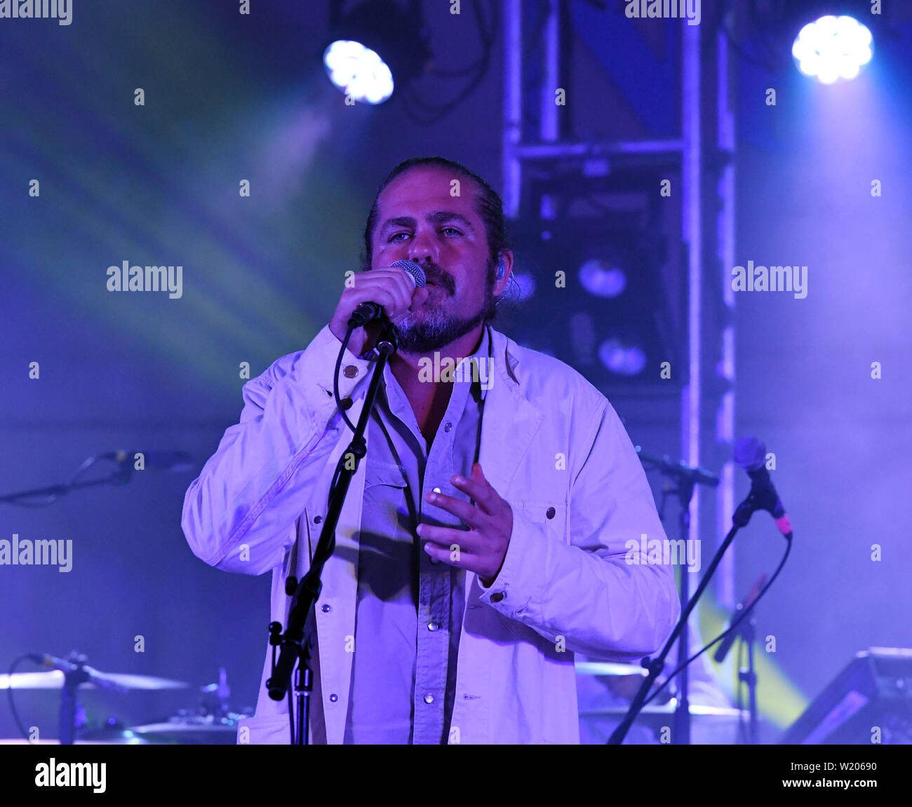 Juli 3, 2019 - Virginia Beach, Virginia, USA - CLARENCE GREENWOOD AKA CITIZEN COPE Felsen die Masse an Neptun Park auf der 31. Straße in Virginia Beach, Virginia am 3. Juli 2019.. Foto © Jeff Moore (Credit Bild: © Jeff Moore/ZUMA Draht) Stockfoto