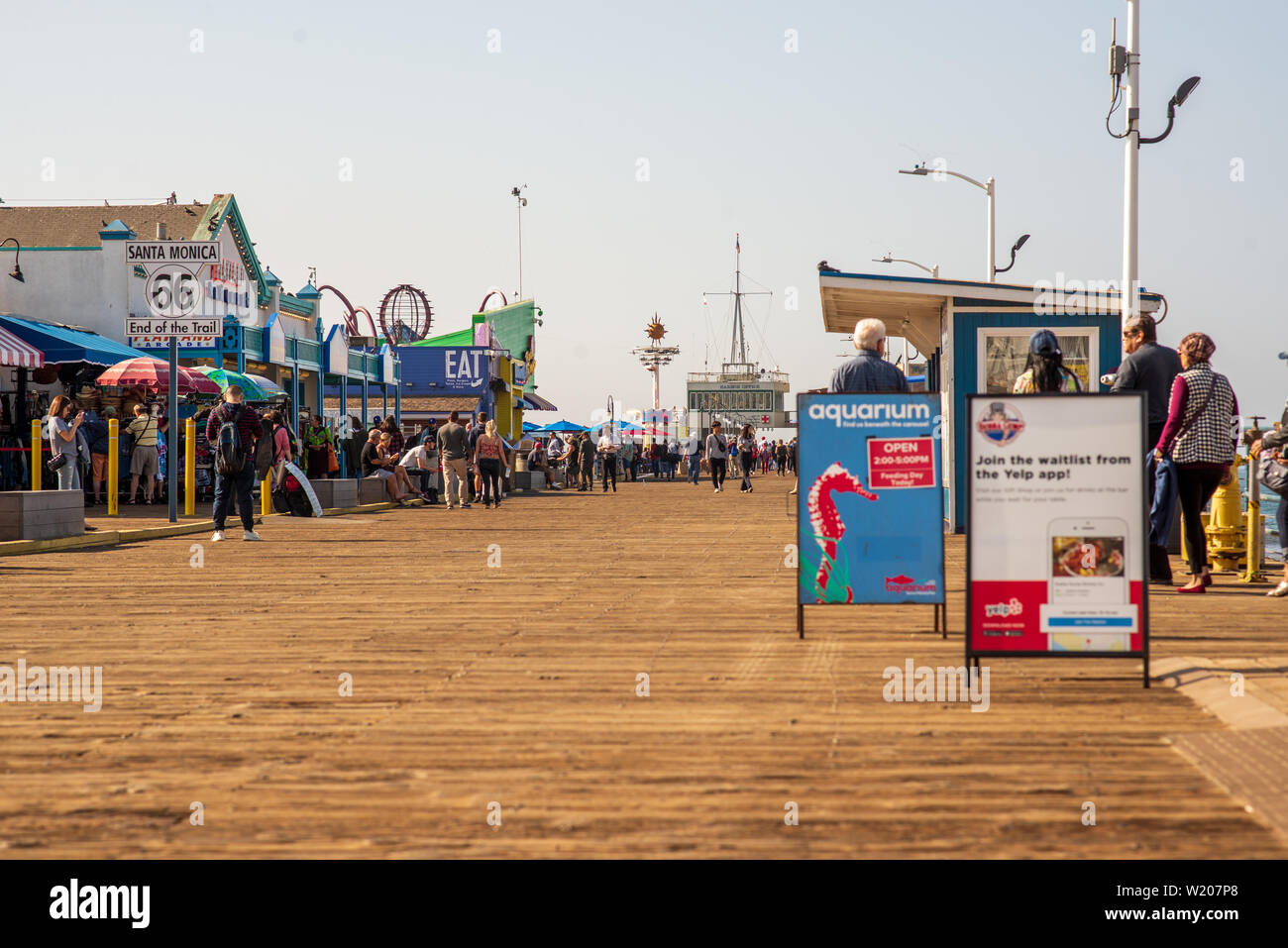 LA, USA - 30. OKTOBER 2018: Touristen an der berühmten Santa Monica Pier in Los Angeles, Kalifornien, USA. Stockfoto