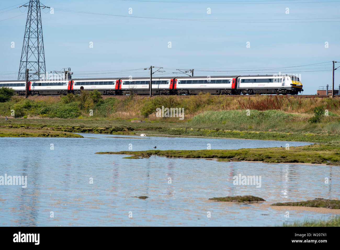 Mehr Anglia Abellio Zug fahren Van Trailer DVT Mark3 Zug an der Ostküste von größeren Anglia Railway in der Nähe von Manningtree, Essex Fluss Stour Stockfoto