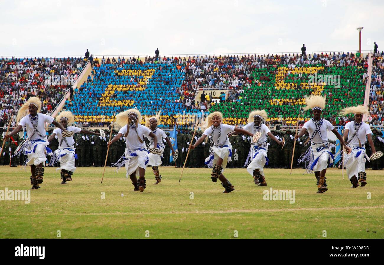 (190704) - KIGALI, 4. Juli 2019 (Xinhua) - Tänzer bei einem Festakt zum 25. Jahrestag der Befreiung Ruandas in Kigali, der Hauptstadt Ruandas, am 4. Juli 2019. Ruandischen Präsidenten Paul Kagame erneut einen Anruf für Afrika, selbständig am Donnerstag Zeremonie. (Xinhua / Lyu Tianran) Stockfoto