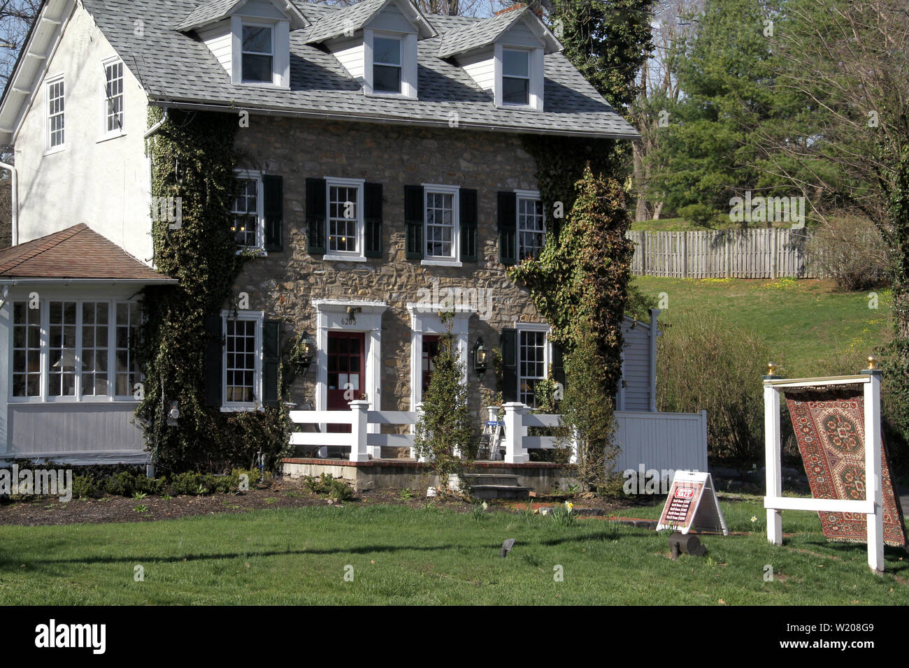 Großes Steinhaus Hosting ein orientteppich Store auf der Hauptebene Pennsylvanian, USA Stockfoto