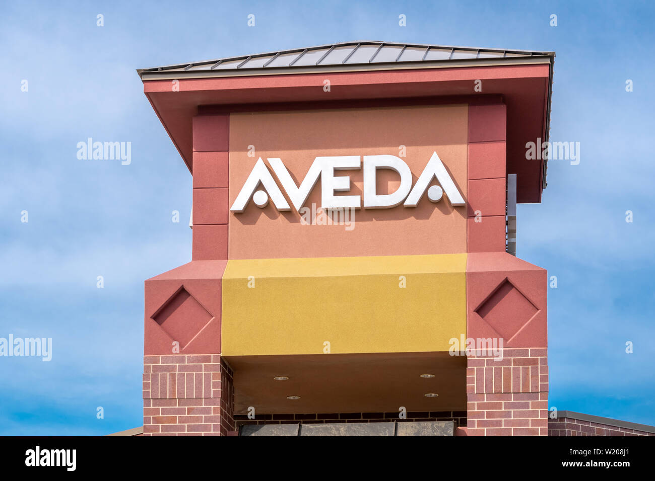 FARGO, ND/USA - Juni 28, 2019: Aveda Salon Außen- und Logo. Stockfoto