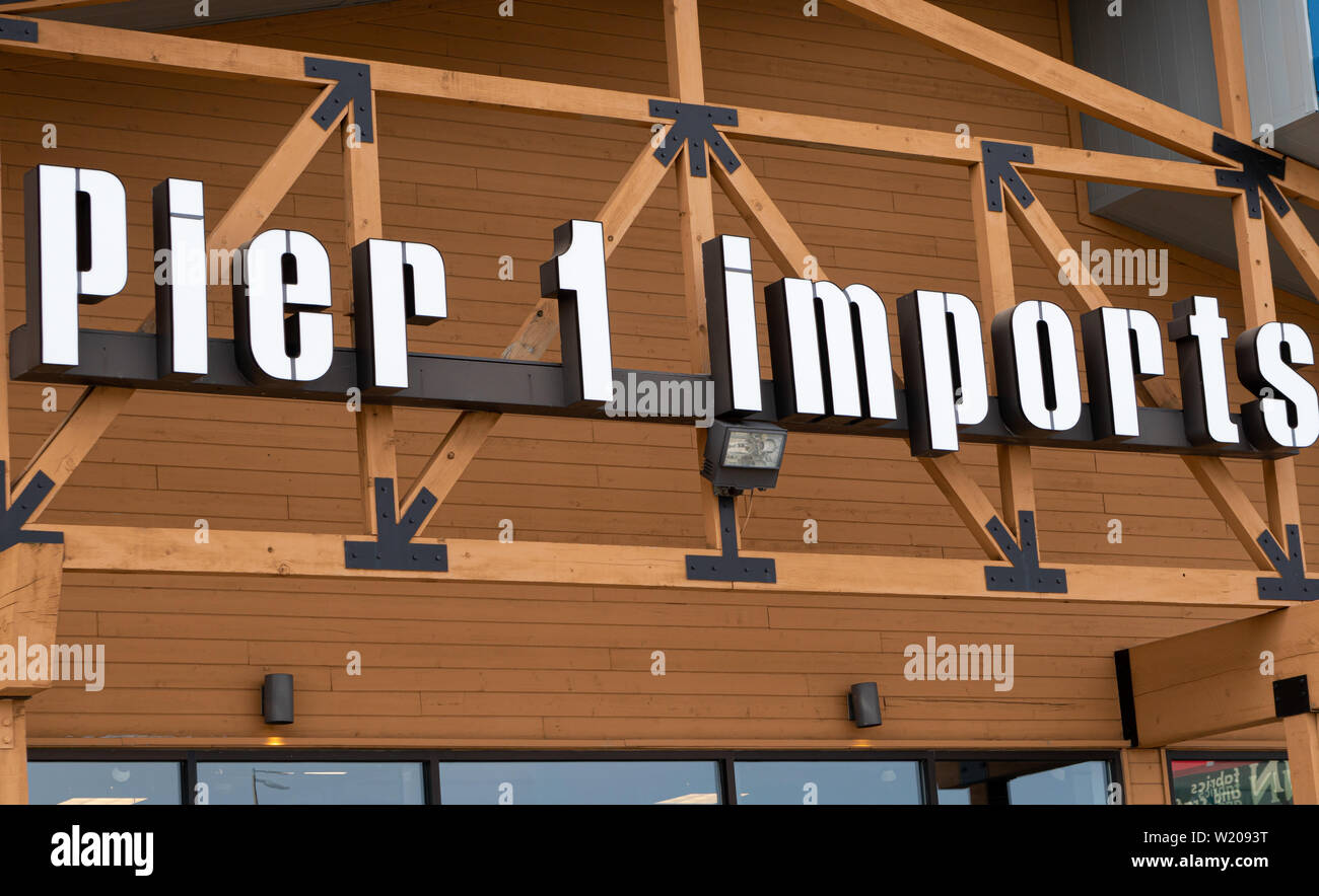 FARGO, ND/USA - Juni 28, 2019: Pier 1 Einfuhren store Exterieur und Logo. Stockfoto
