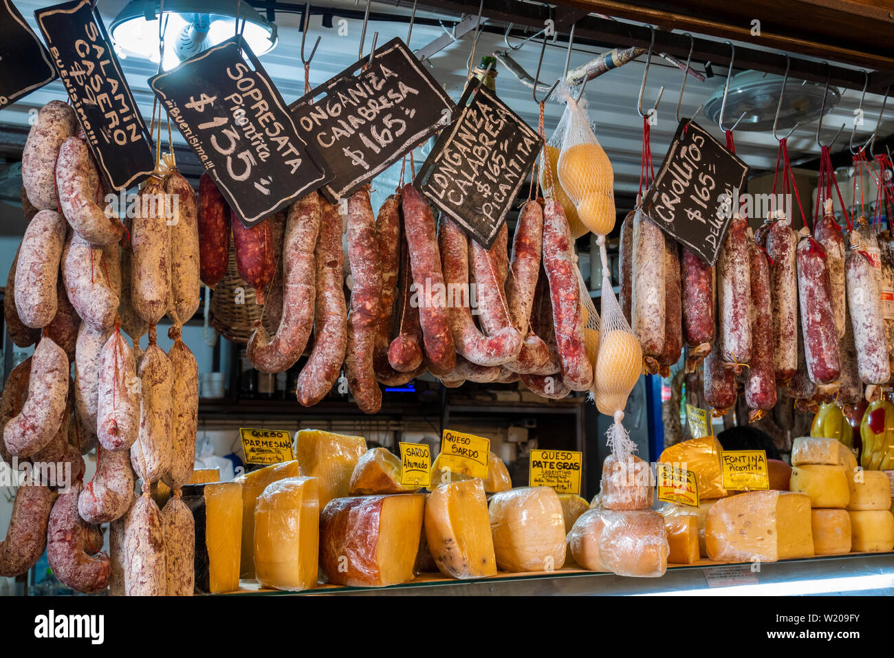 Buenos Aires, Argentinien, San Telmo überdachte Markt. Wurst Stände, chemische Wurst, Würstchen und Käse, typische gastronomische Angebot. Stockfoto