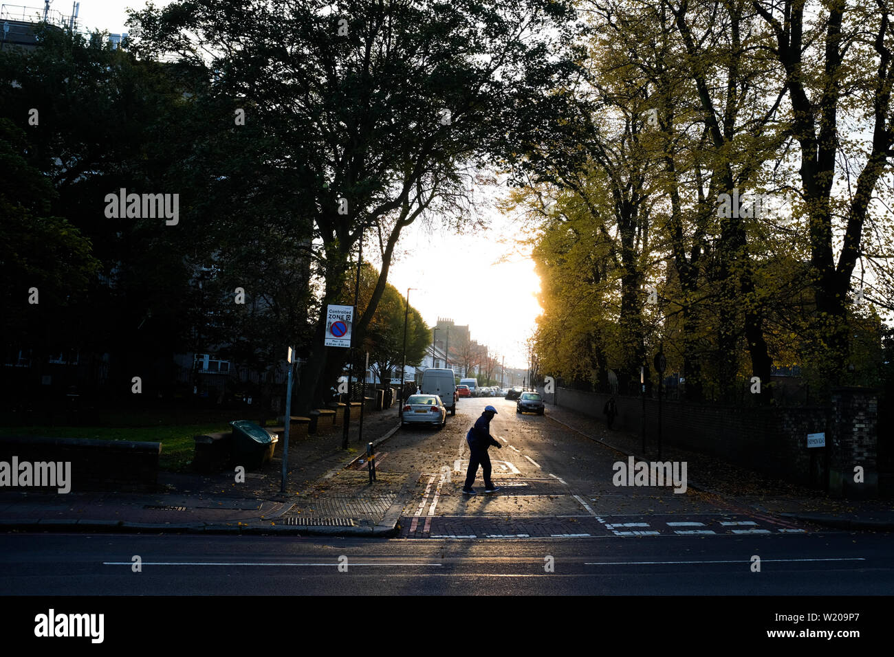 Mann auf der anderen Straßenseite in London. Stockfoto