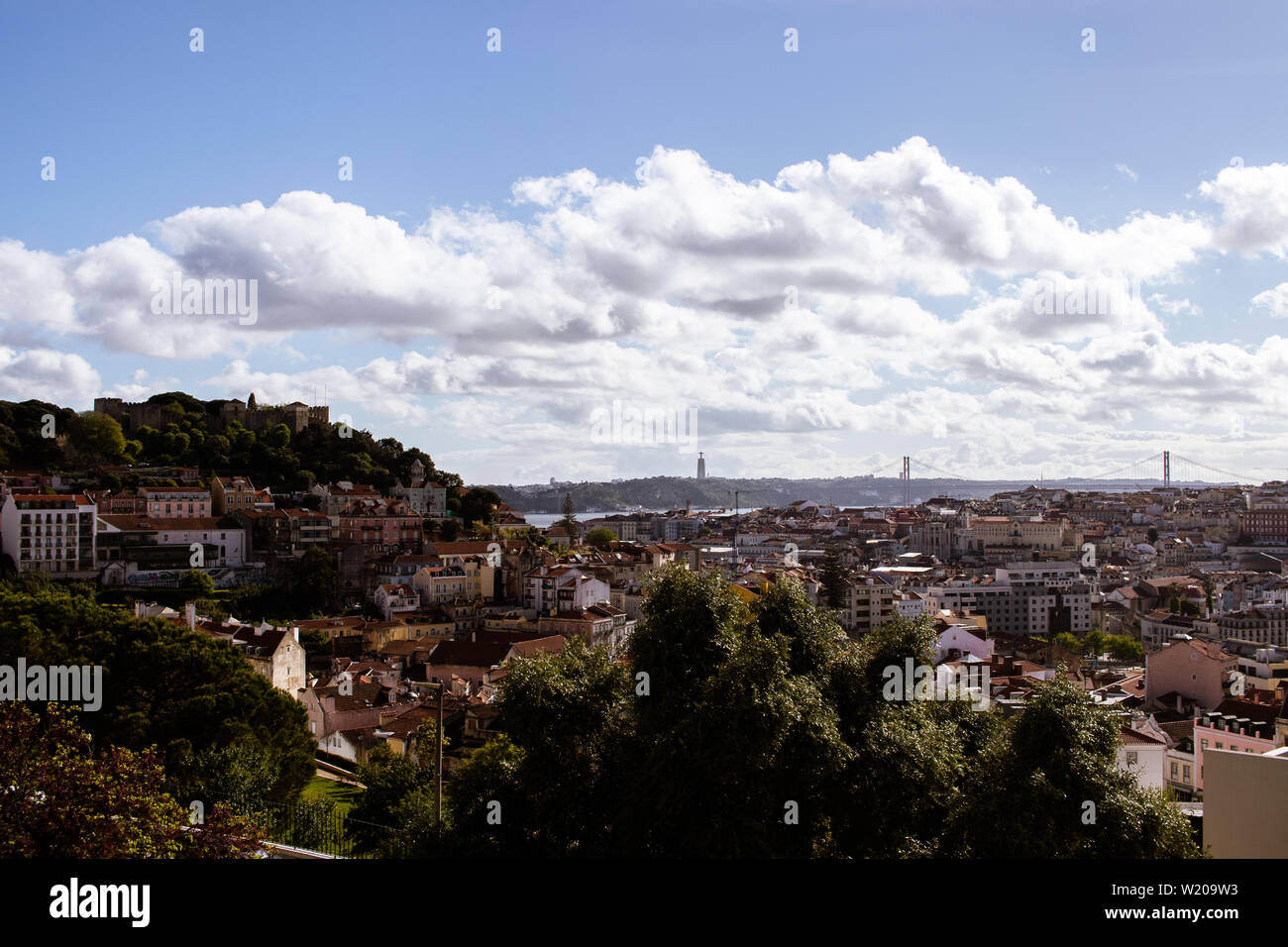 Panorama von Lissabon an einem sonnigen Tag Stockfoto