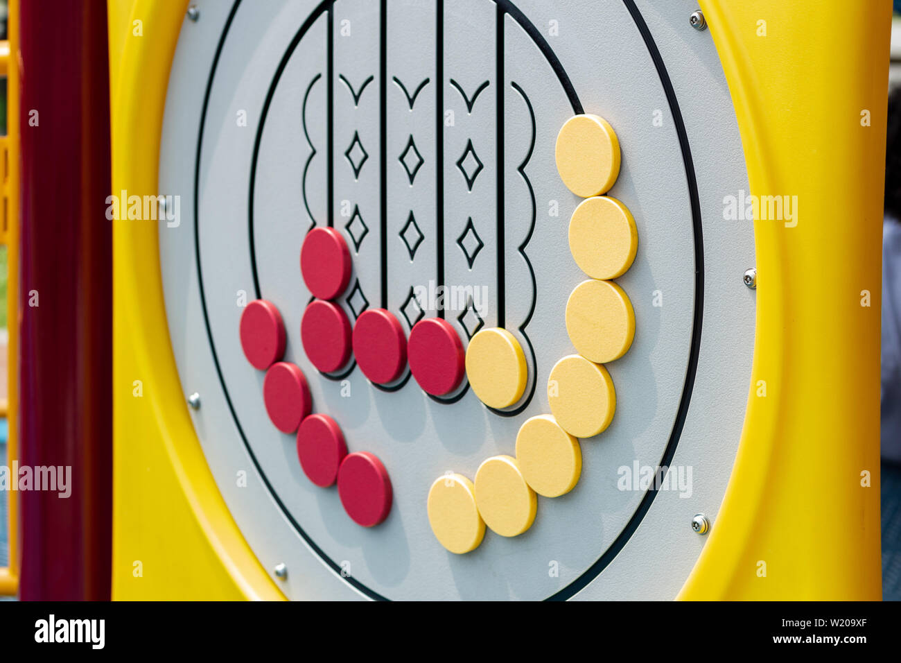 Gelbe und rote Kreise außerhalb Spiel für Kinder Stockfoto