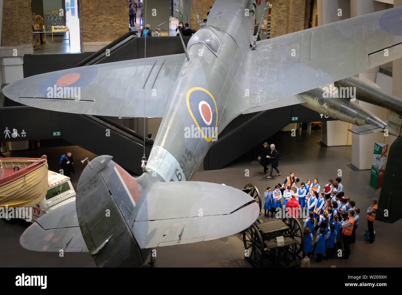 Schule Klasse sammelt unter dem Zweiten Weltkrieg Spitfire über den Krieg, London zu hören. Stockfoto