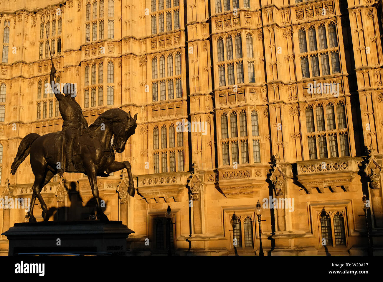Statue von Richard Coeur de Lion, Britischen Parlament Gebäude, London. Stockfoto