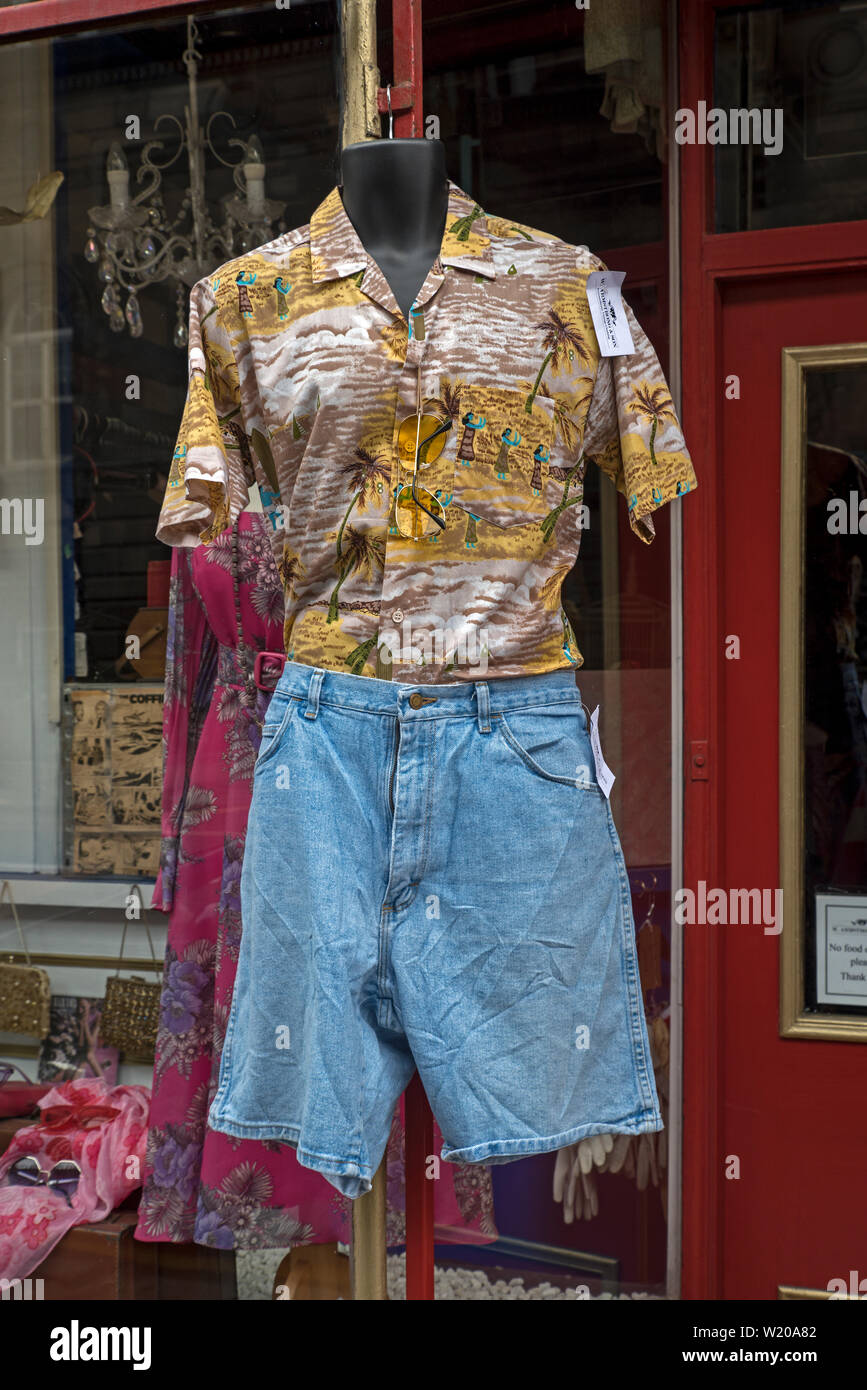 Vintage Kleidung auf dem Display außerhalb von Armstrong vintage Clothing Store in Teviot Place, Edinburgh, Schottland, Großbritannien. Stockfoto