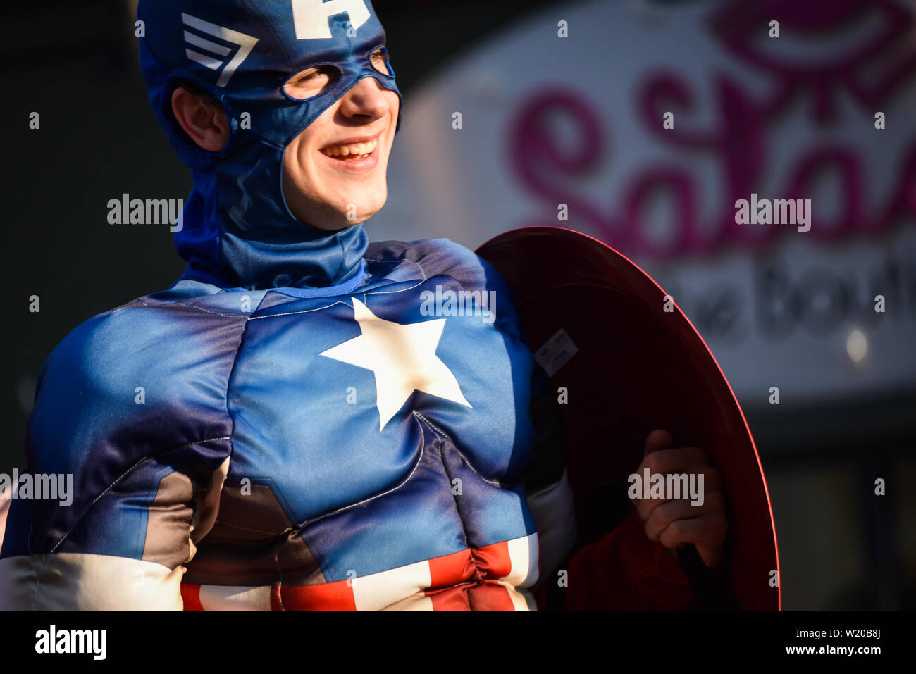 Mann in Captain America Anzug, 4. Juli Parade, jedes Jahr im Juli 3, Montpelier, VT, USA statt. Stockfoto