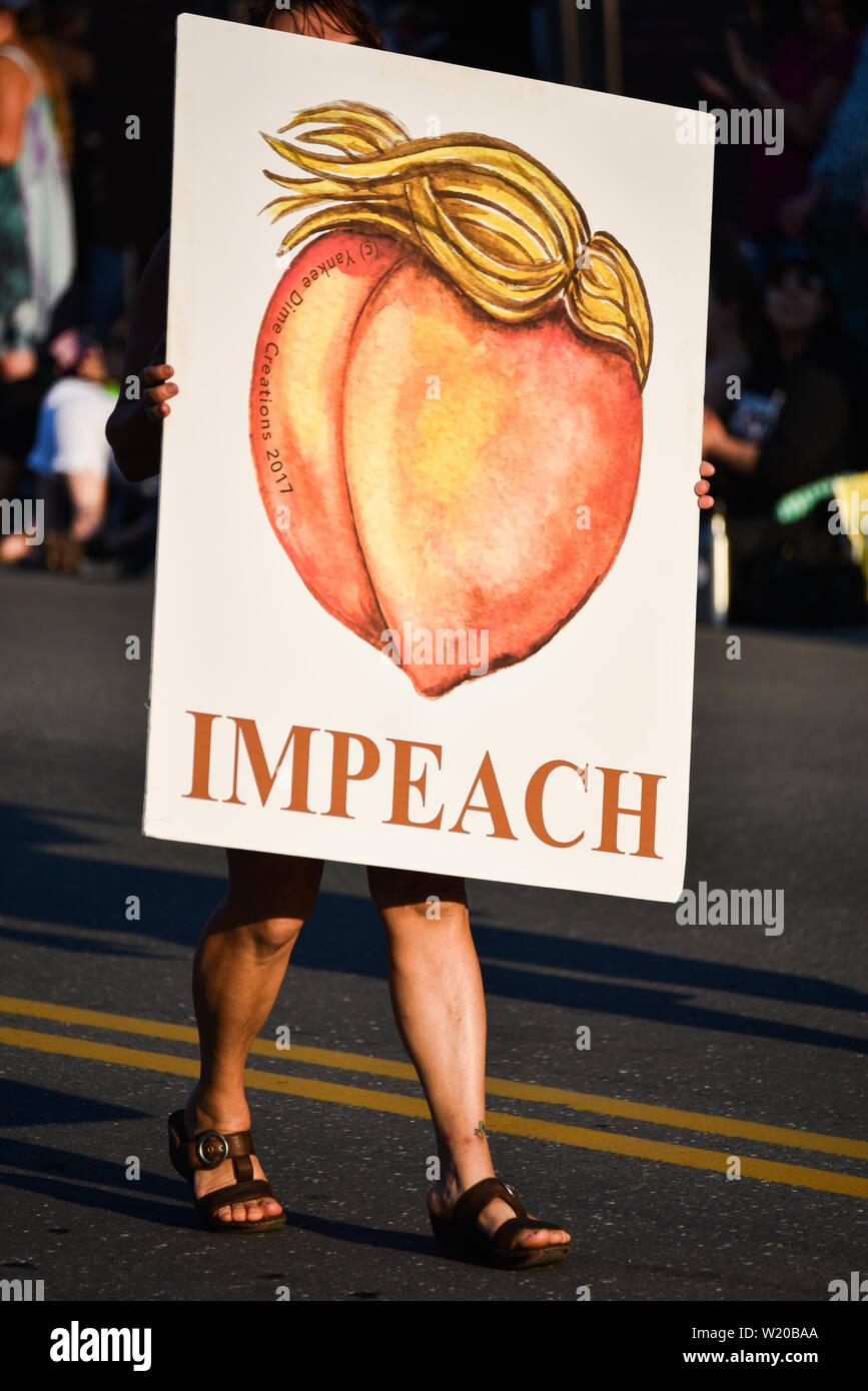 Amtsenthebungsverfahren gegen Donald Trump Zeichen, einschließlich Pfirsich, 4. Juli Parade, findet jeden Juli 3, Montpelier, VT. Stockfoto