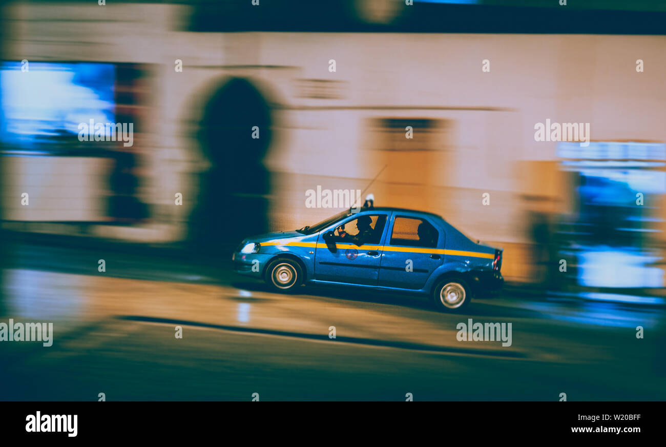 Straßenbahn Straßenbahn Straßenbahn Zug Fahrrad Auto Taxi Cross Panning Stil Stockfoto