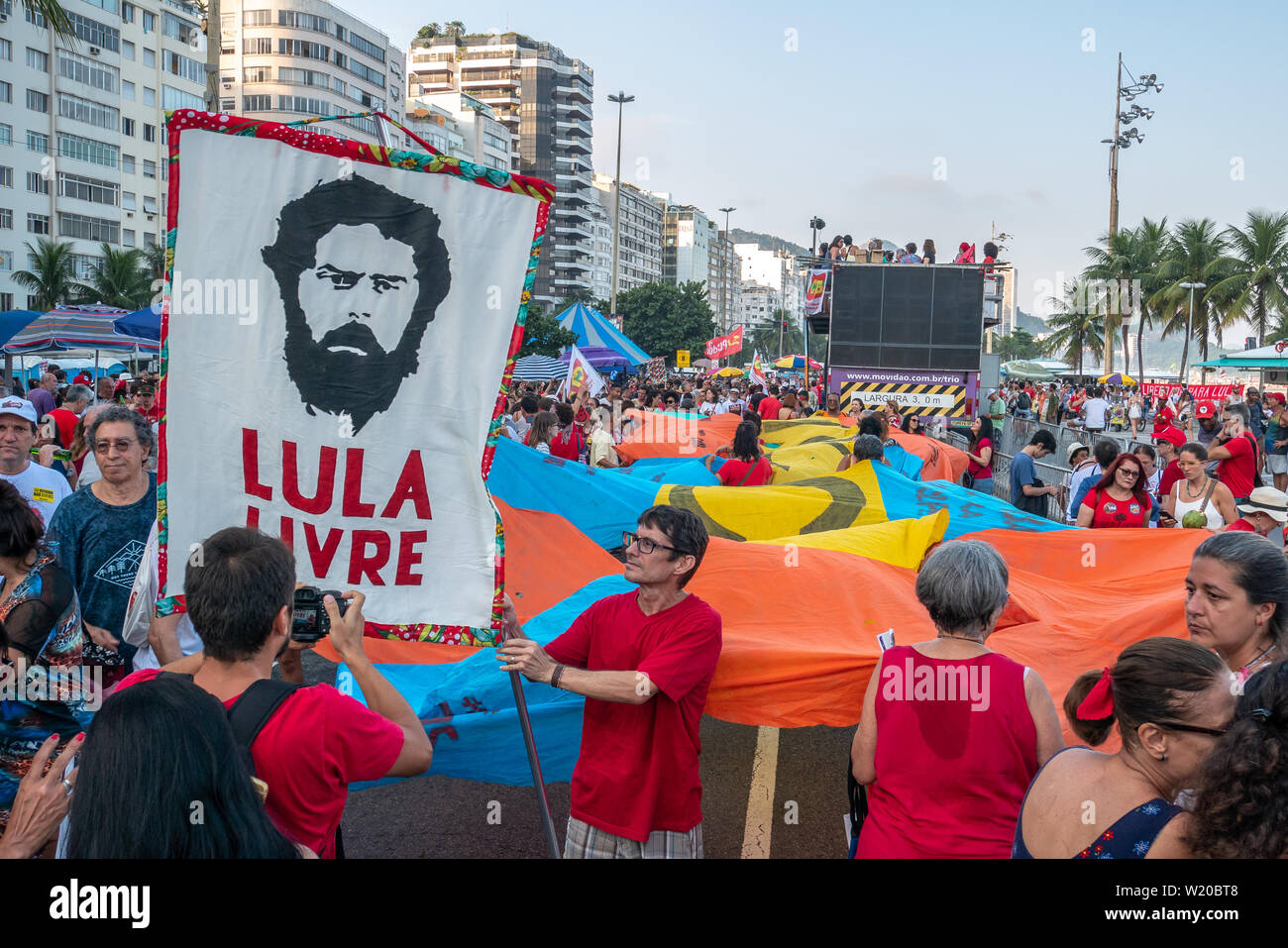 Rio de Janeiro, Brasilien - April 7, 2019: Demonstranten bei einer Sitzung fordern Freiheit für den ehemaligen Präsidenten Lula Stockfoto