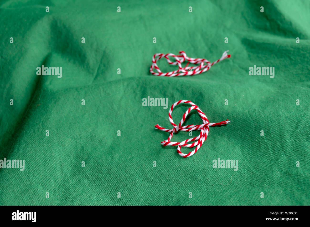 Gegen ein Bokeh und grünen Hintergrund, die roten und weißen String erinnert an die Weihnachtszeit. Stockfoto