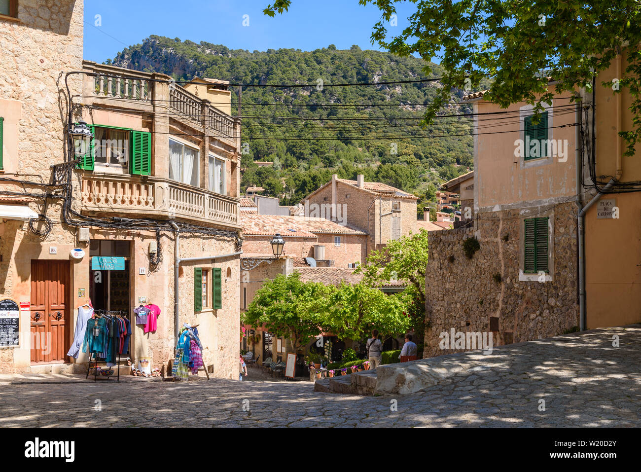 Valldemossa, Mallorca, Spanien - 7. Mai 2019: Street im Zentrum von Valldemossa Altstadt. Europa Stockfoto